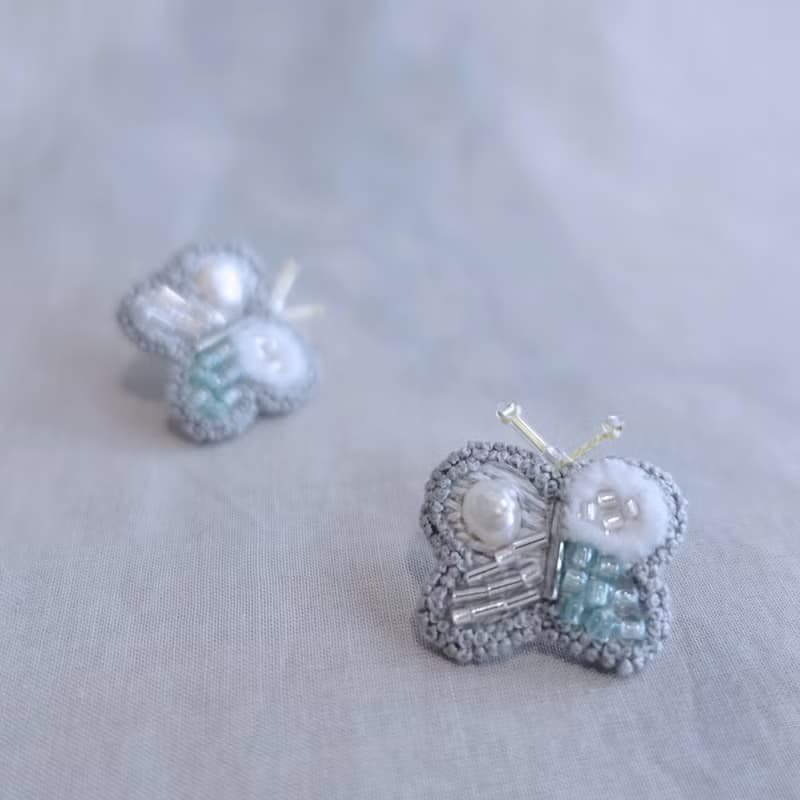 微光小絨蛾・珍珠刺繡徽章