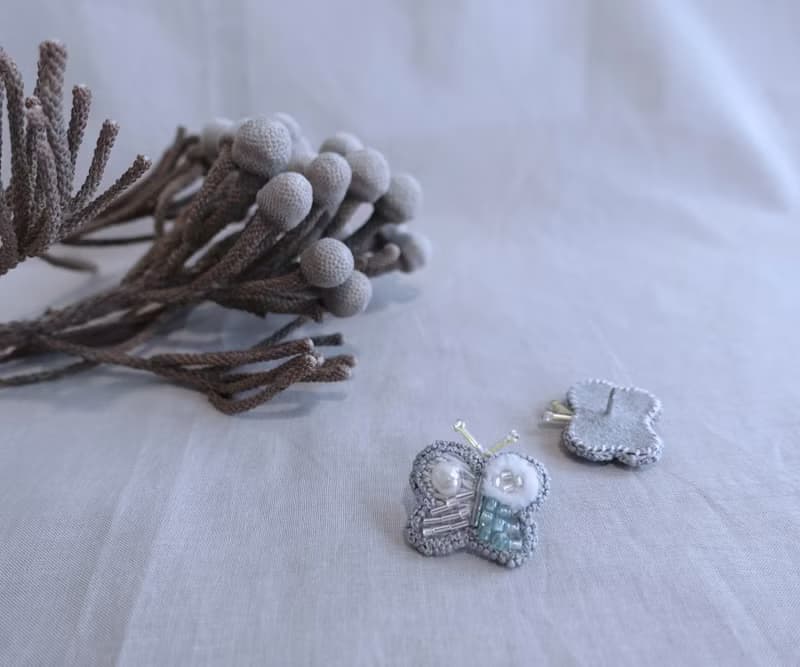 微光小絨蛾・珍珠刺繡徽章