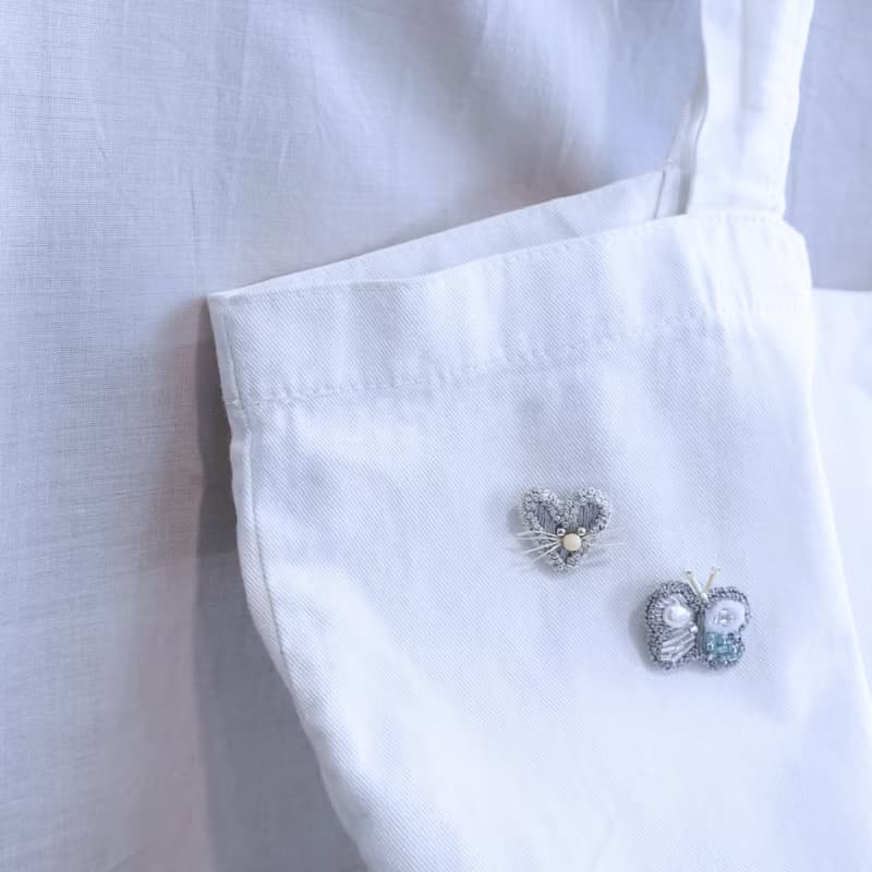 微光小絨蛾・珍珠刺繡徽章