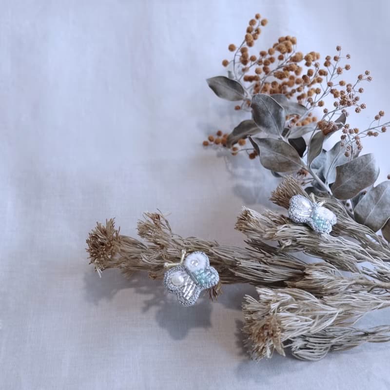 微光小絨蛾・珍珠刺繡徽章