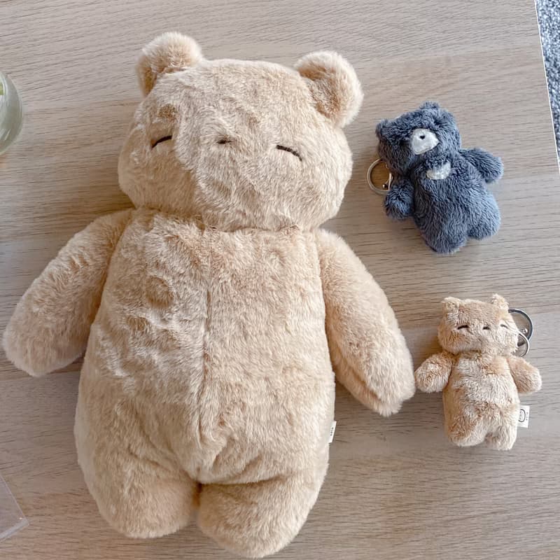 Soft and cuddly teddy bear, 40 cm.