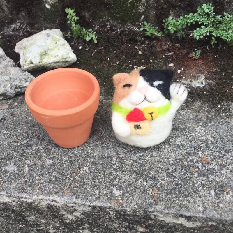 招財進寶_招財貓來起大厝 - 貓咪小屋羊毛氈陶盆吊飾 招財貓