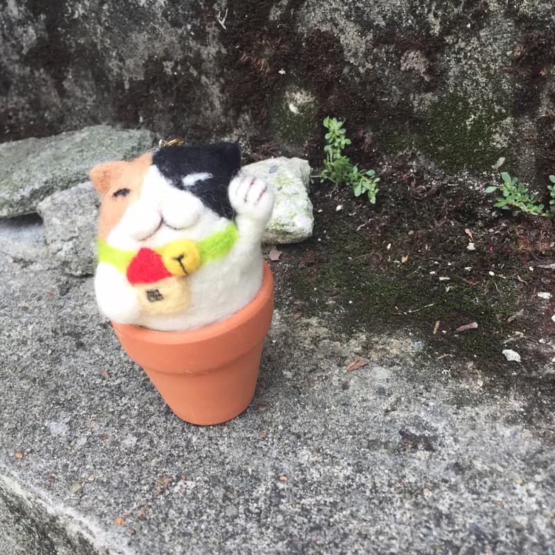 招財進寶_招財貓來起大厝 - 貓咪小屋羊毛氈陶盆吊飾 招財貓