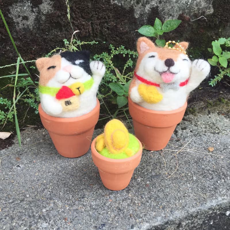 招財進寶_招財貓來起大厝 - 貓咪小屋羊毛氈陶盆吊飾 招財貓