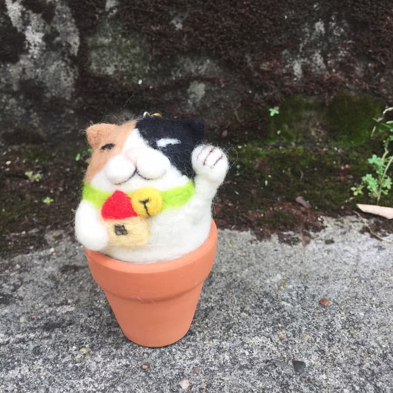 招財進寶_招財貓來起大厝 - 貓咪小屋羊毛氈陶盆吊飾 招財貓