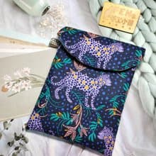 袋物系列-英國限量布料-黑底紫點花豹布收納袋-7.8吋電子書保護套