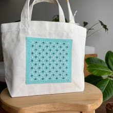 刺し子トートバッグS ミントグリーン　十字花刺し　マチ有　キャンバストート　ミニバッグ　刺繍　ハンドメイド　ちょっとお出かけ　ささやかな贈り物
