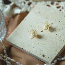 霧面小白花淡水珍珠簡約水晶花樹脂 貼耳樹脂耳環一對