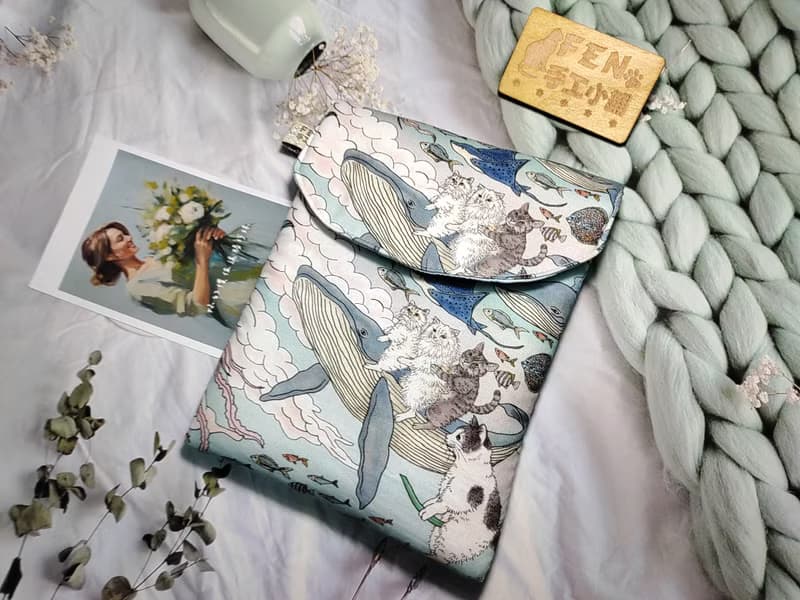 袋物系列-日本設計師布海洋旅程童話鯨魚與貓7.8吋電子書保護套