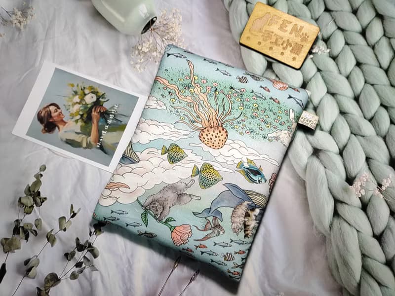 袋物系列-日本設計師布海洋旅程童話鯨魚與貓7.8吋電子書保護套