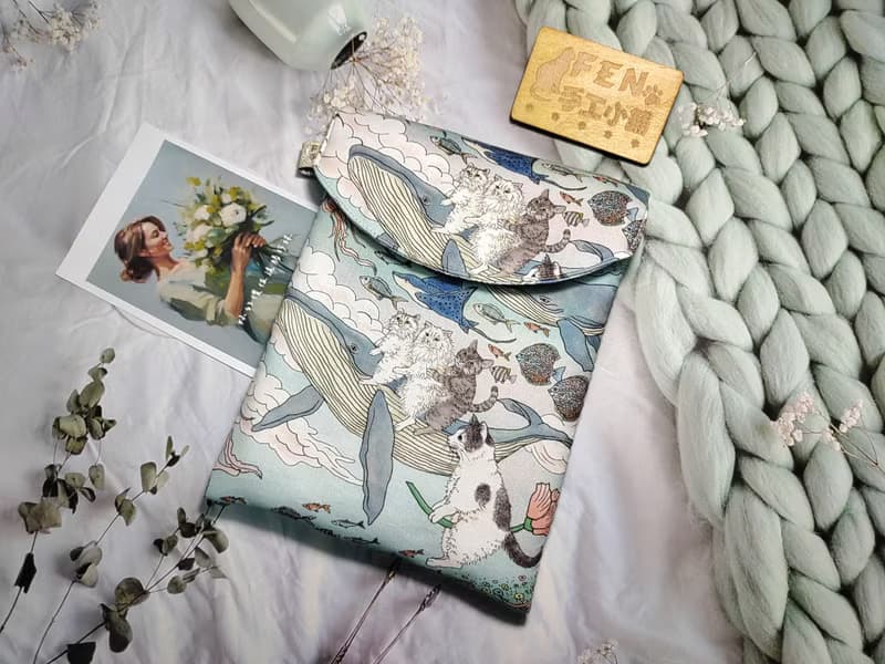 袋物系列-日本設計師布海洋旅程童話鯨魚與貓7.8吋電子書保護套