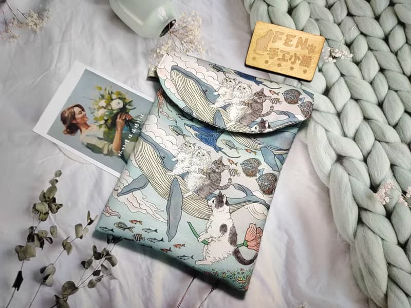 袋物系列-日本設計師布海洋旅程童話鯨魚與貓7.8吋電子書保護套