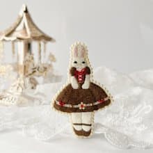 チョコレートの精のブローチ