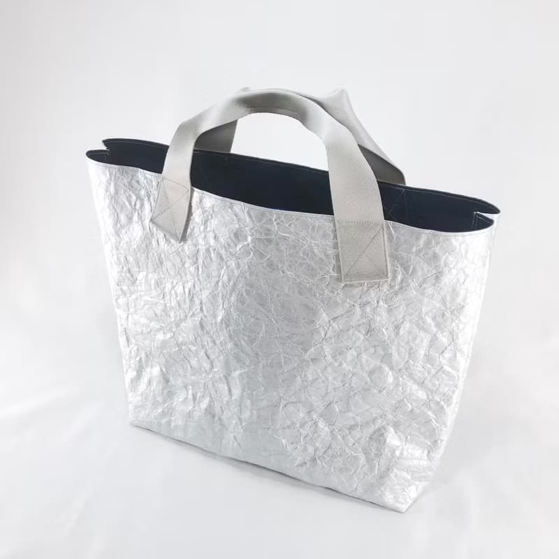 【東京発】特殊素材エコロジートートバッグ silver / M
