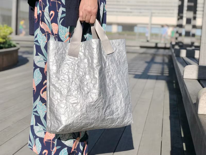 【東京発】特殊素材エコロジートートバッグ silver / M