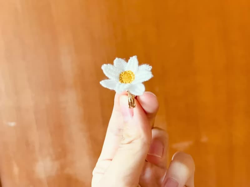 手刺繡耳夾。白晶菊