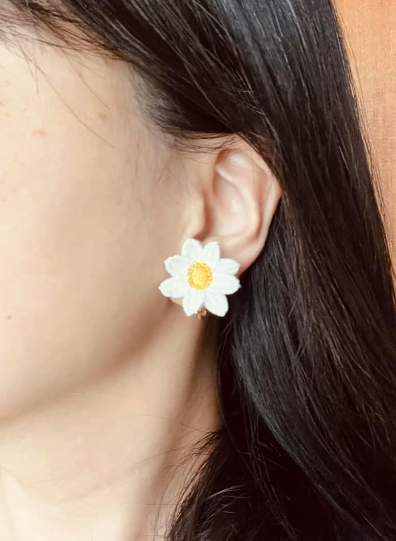 手刺繡耳夾。白晶菊