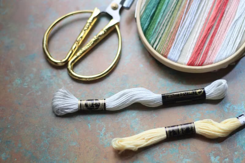 手刺繡耳夾。白晶菊