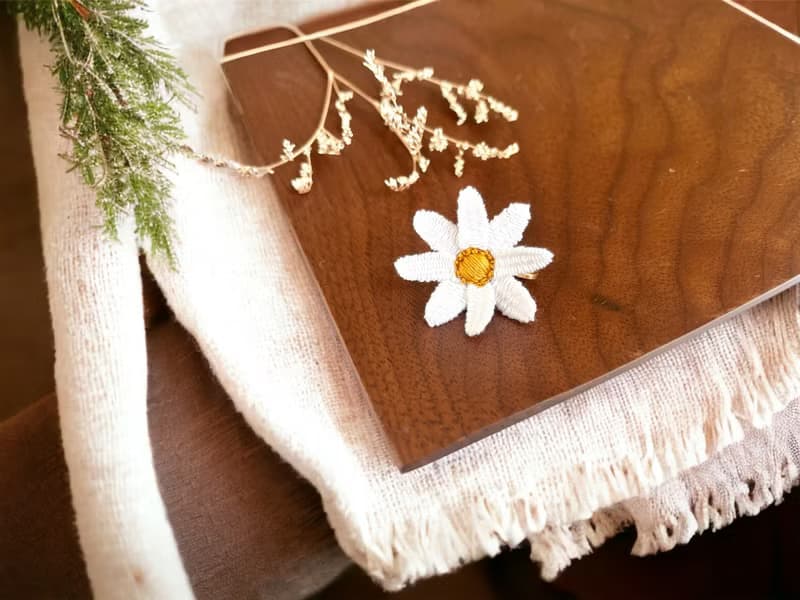 手刺繡耳夾。白晶菊