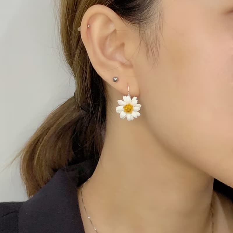 迷你皮革雛菊耳環│純銀耳鈎│耳針│鍍銀耳夾款式【花】