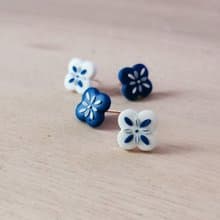 bi tile//藍白花磚四葉草形手工軟陶小耳釘
