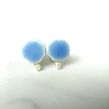 小さな六角 と小さな淡水パールの陶pierce  /earring ・水色
