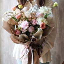 溫柔奶茶粉白 玫瑰 桔梗 鮮花花束/限台中地區