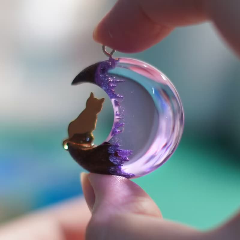 月牙形吊墜項鍊與坐貓