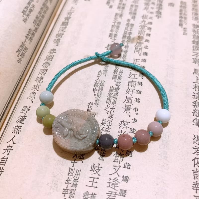 手作 青青入夢。天然阿拉善玉玫瑰花牌雕刻復古編織手繩 文藝手鏈