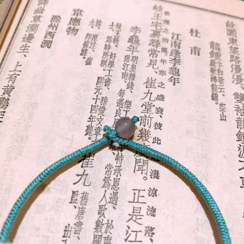 手作 青青入夢。天然阿拉善玉玫瑰花牌雕刻復古編織手繩 文藝手鏈
