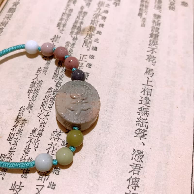 手作 青青入夢。天然阿拉善玉玫瑰花牌雕刻復古編織手繩 文藝手鏈