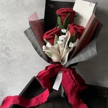 三朵玫瑰與滿天星花束-手工針織花