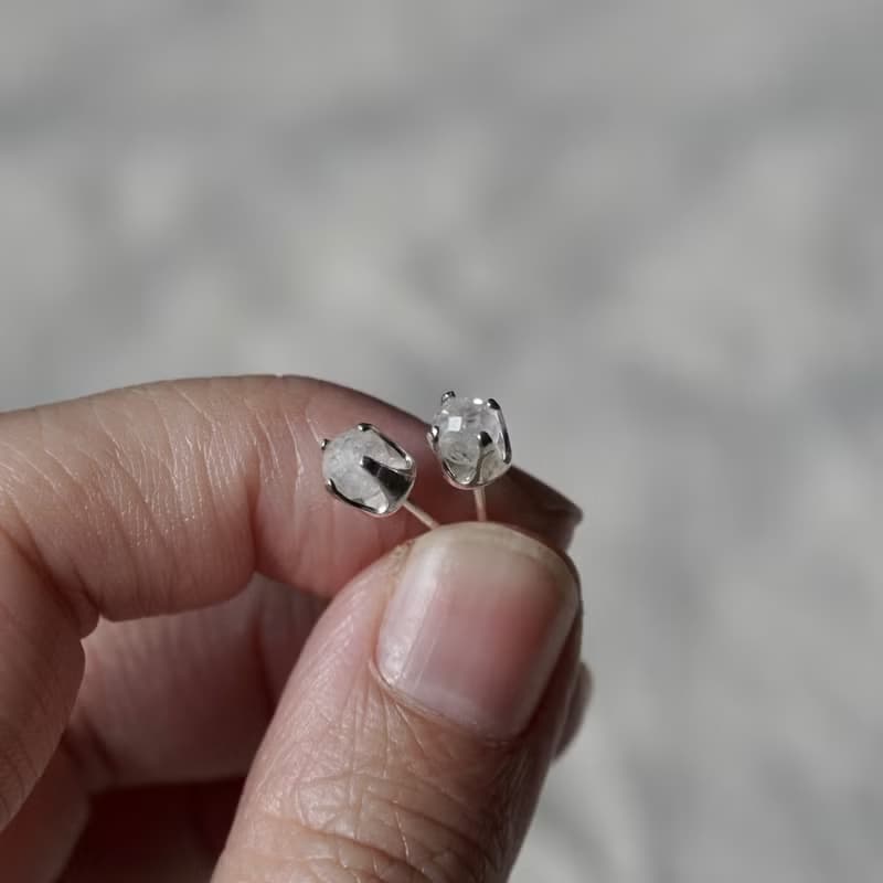ll 4月誕生石 ll 4mm白水晶 - 925純銀耳針耳環 / 一對 附銀耳扣