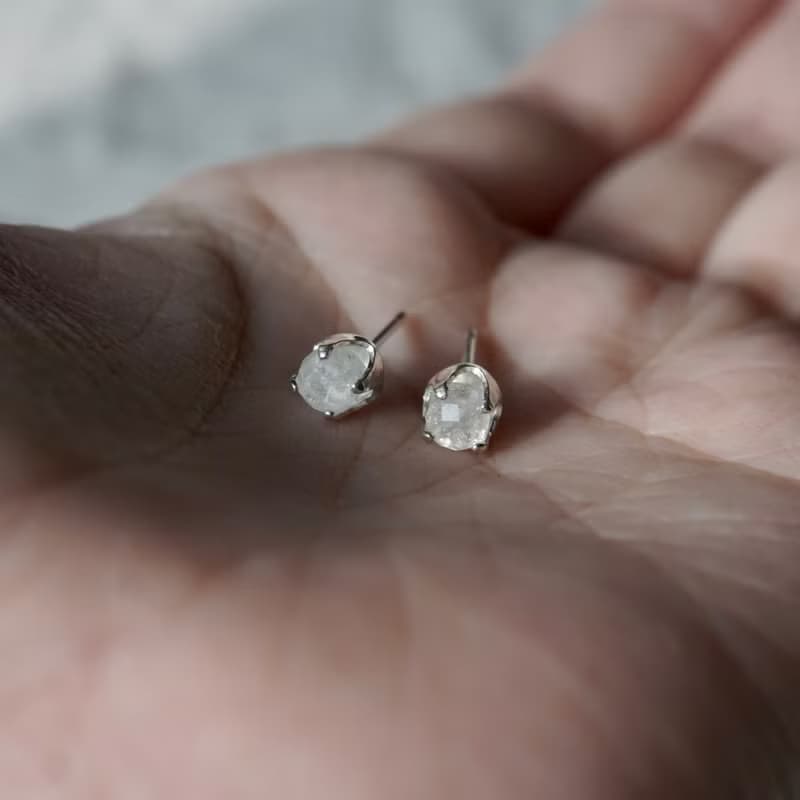 ll 4月誕生石 ll 4mm白水晶 - 925純銀耳針耳環 / 一對 附銀耳扣