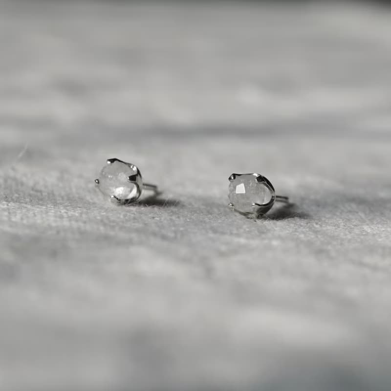 ll 4月誕生石 ll 4mm白水晶 - 925純銀耳針耳環 / 一對 附銀耳扣