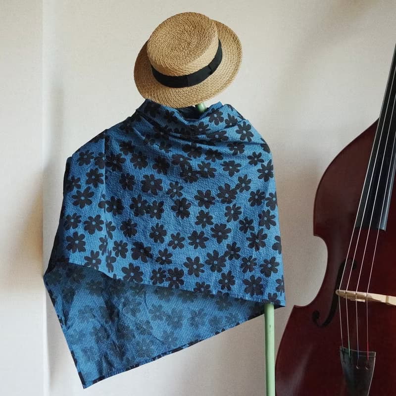 藍色 秋冬蓋布披肩圍巾 環保成品植物藍染 花朵鹽縮純棉泡泡棉