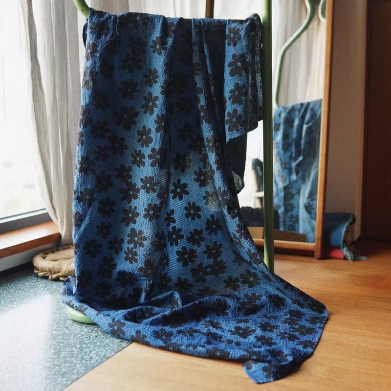 藍色 秋冬蓋布披肩圍巾 環保成品植物藍染 花朵鹽縮純棉泡泡棉