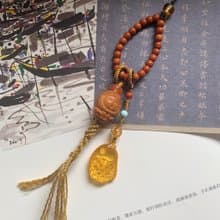 手作 遙遙。天然橄欖核獅子編織背包鏈 金珀南紅跑圈核尖珠手機繩