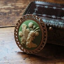 カメオのブローチネックレス　花の前に座る妖精 グリーン　繊細 フェアリー 妖精画 ファンタジー チョコレート カード 黒 蝶 女の子 少女 乙女 上品 優雅