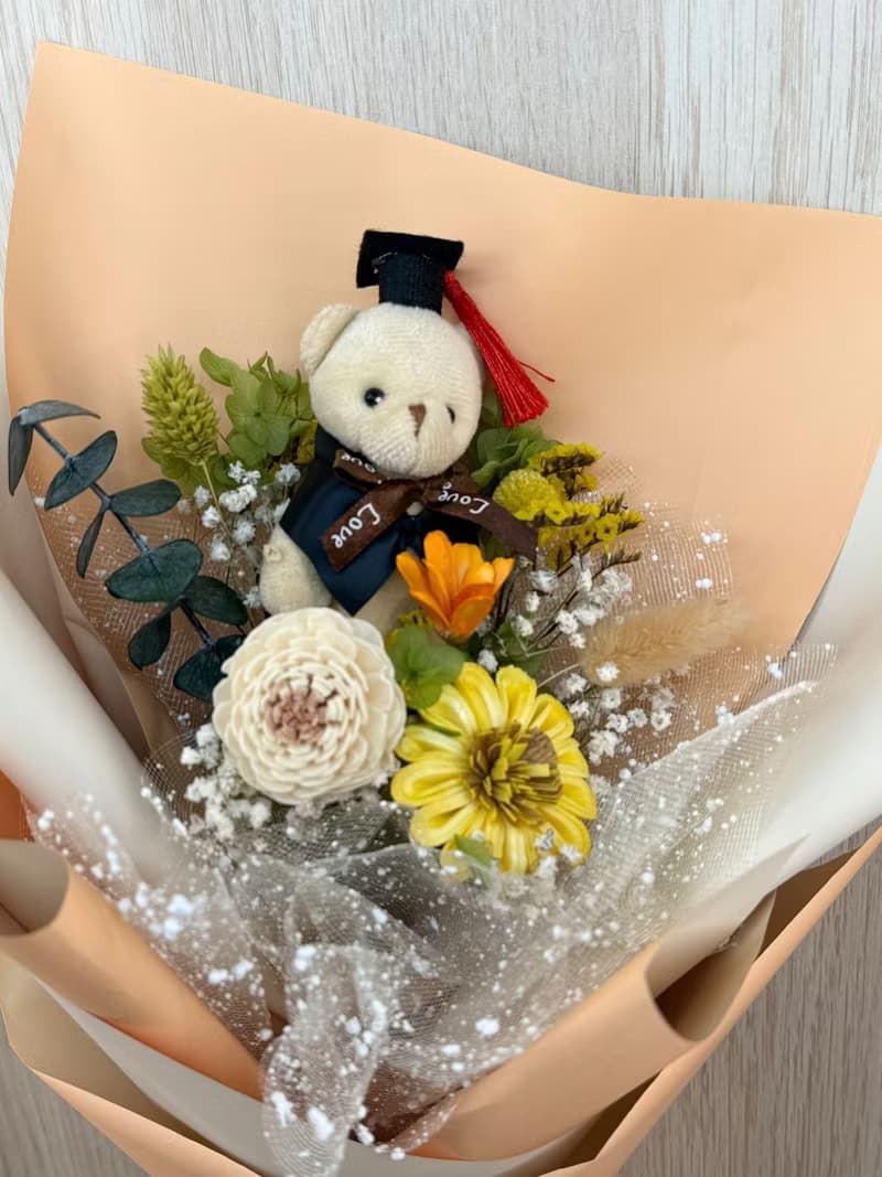 畢業季主題花卉 畢業熊/擴香索拉太陽花花束