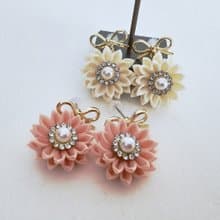花とリボンの煌めきピアス　アプリコットピンク　クリームホワイト