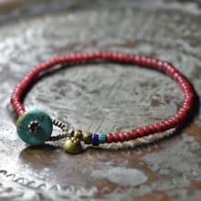 アンティーク金赤ホワイトハーツとターコイズブルーとブルーシェブロンのブレス  ターコイズ留め金