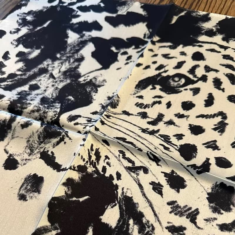50cm角_silkscarf_モノトーンアニマル柄のシルクスカーフ　ChristalART