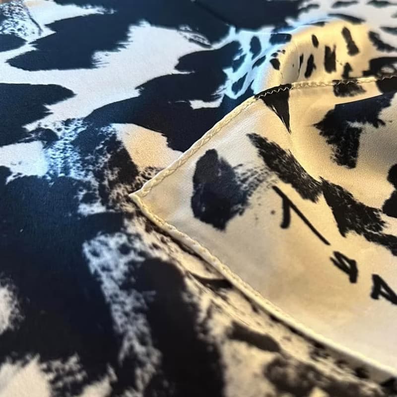 50cm角_silkscarf_モノトーンアニマル柄のシルクスカーフ　ChristalART