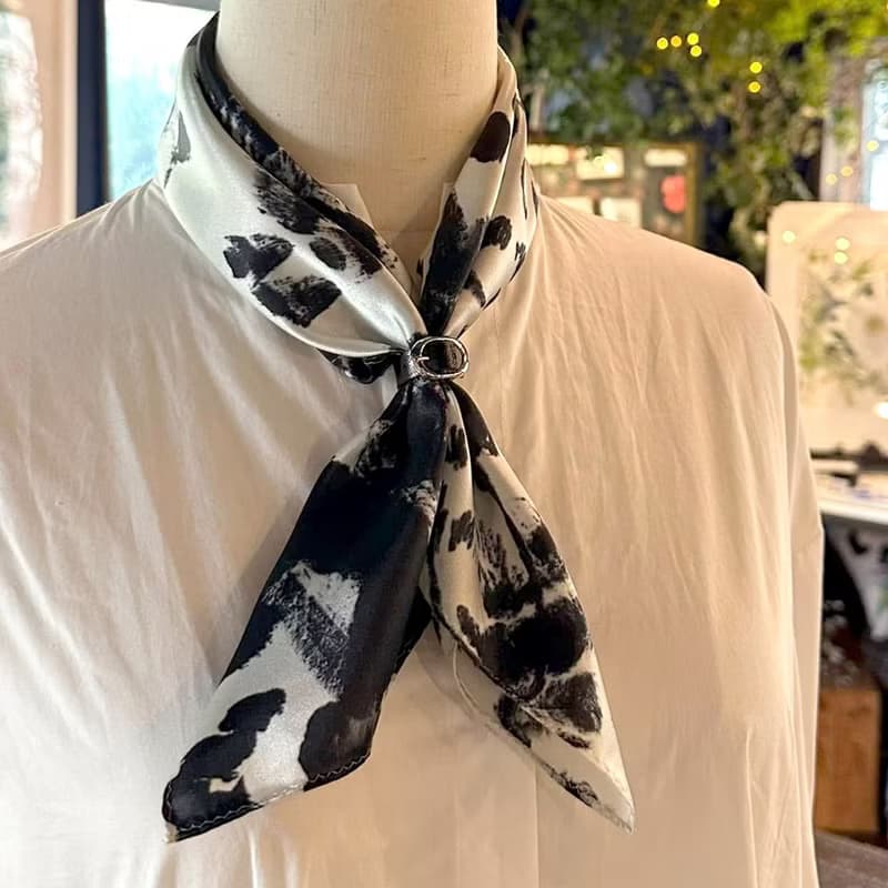 50cm角_silkscarf_モノトーンアニマル柄のシルクスカーフ　ChristalART