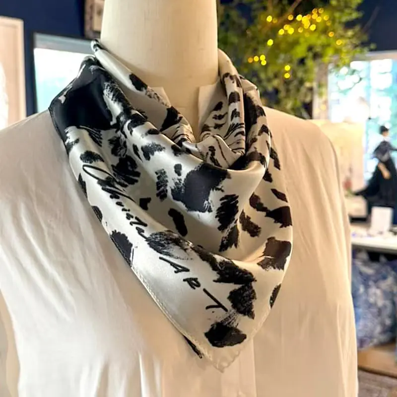 50cm角_silkscarf_モノトーンアニマル柄のシルクスカーフ　ChristalART
