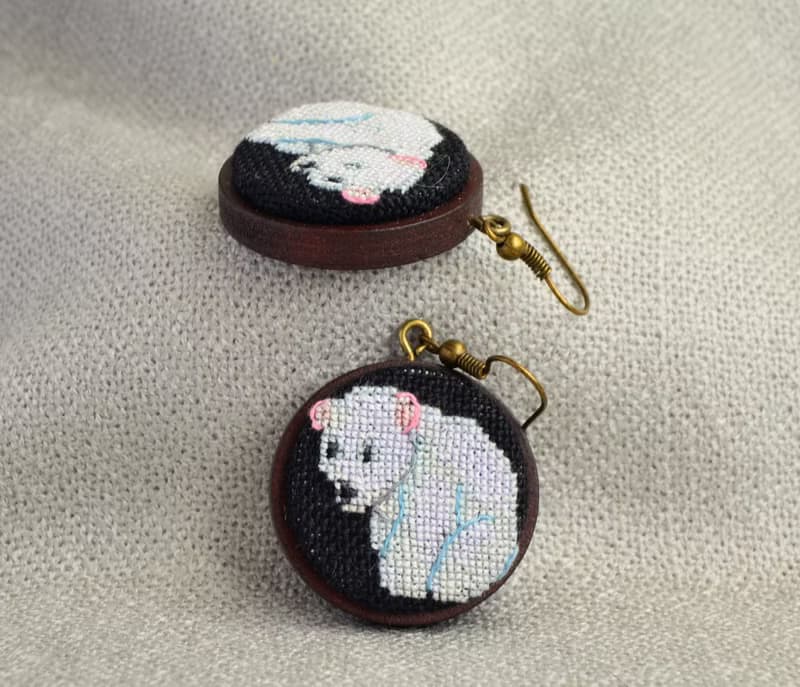 白色北極熊刺繡耳環動物愛好者的十字繡木製首飾手工製作的女士禮