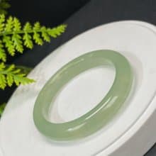 精品 蛇紋玉手鐲 57MM 冰潤湖綠色飄雪花玉手環 好運安寧驅邪避兇
