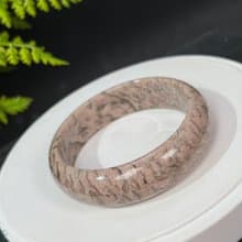 獨特長石手鐲61+MM 玉化高瓷星光 肉紅色小寬條 增強毅力提升氣質