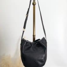 【 日本直送　名牌中古包 】LOEWE ロエベ ショルダーバッグ ネイビー アナグラム ナッパレザー 巾着 vintage ヴィンテージ オールド 3vjxri